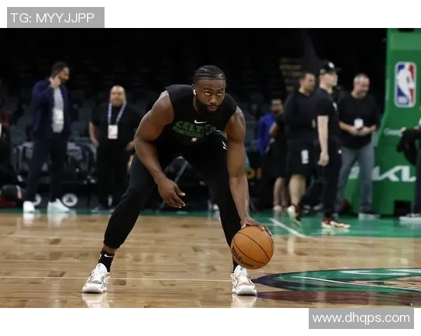 杰伦布朗单场狂砍高分引领球队胜利展现超级明星风采